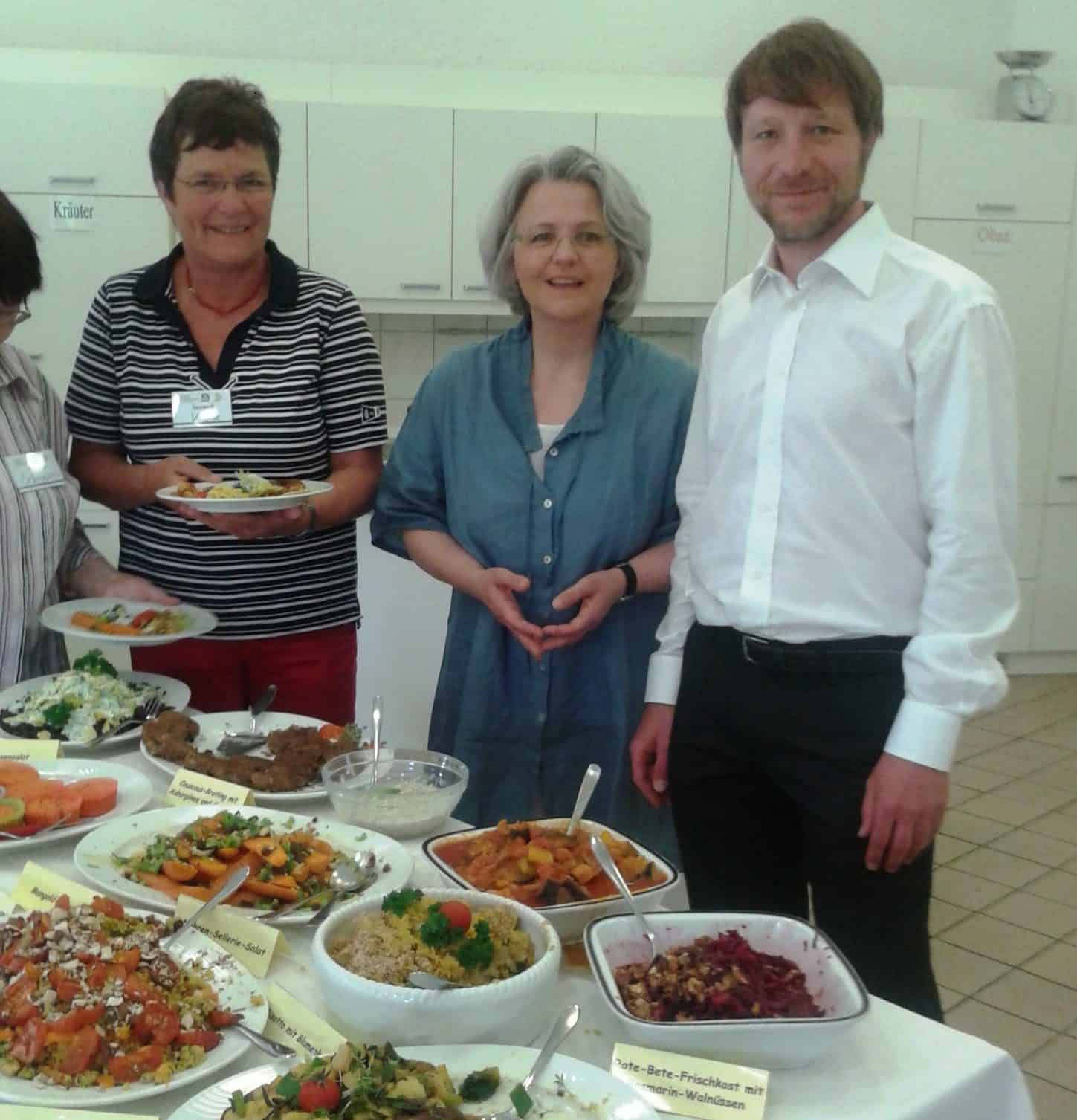 Dr. Keller und Gätjen am Buffet